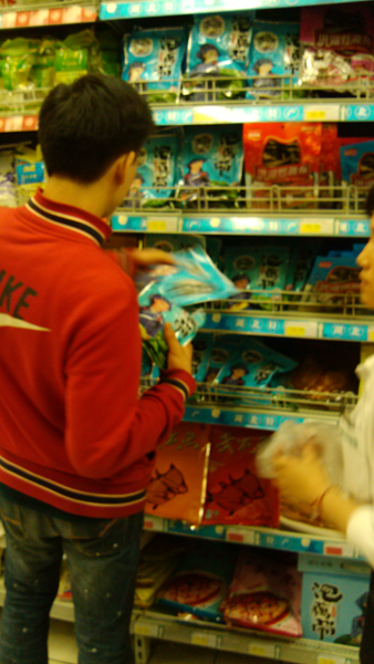 洪湖農(nóng)家泡藕帶在武商量販荊州店受消費者喜愛